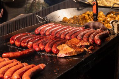 Pazarda sunulan yiyecekler. Izgara et ve Noel pazarında satılacak çeşitli lezzetler..