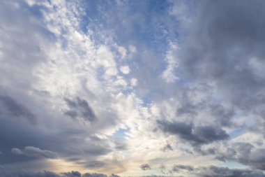 Gökyüzü dramatik bulutlarla dolu. Güneş bulutların arasından parlıyor. Fotoğrafta gökyüzü değişecek..