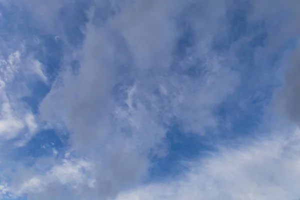 劇的な雲と空 太陽は雲を通して輝いている 写真の交換用の空 — ストック写真