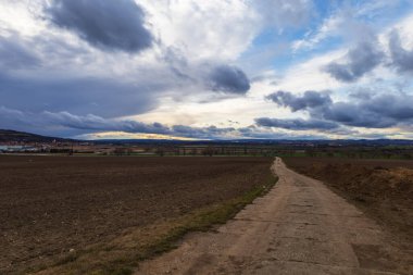 Avrupa 'daki Çek Cumhuriyeti' nin Brno şehrinin güzel manzarası. Gökyüzü dramatik bulutlarla kapkaranlık..