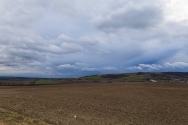 Avrupa 'daki Çek Cumhuriyeti' nin Brno şehrinin güzel manzarası. Gökyüzü dramatik bulutlarla kapkaranlık..