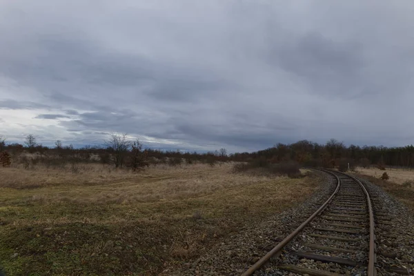 Krajobraz Przemierzany Przez Monorail Niebie Ciężkie Ciemne Chmury — Zdjęcie stockowe