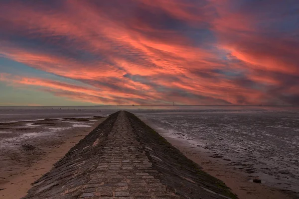 Almanya Cuxhaven Güzel Kuzey Denizi Kıyıları Bulutlu Gökyüzü Denizin Üzerinde — Stok fotoğraf