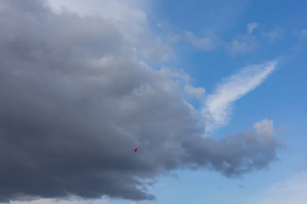 Růžový Létající Balón Modré Obloze Mraky — Stock fotografie