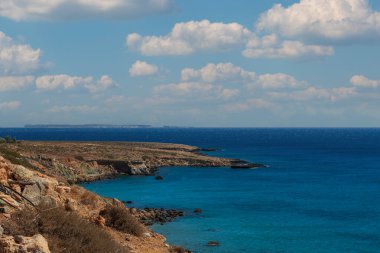 Güzel manzara. Girit adasının kıyıları - Yunanistan 'ın Lerapetra Eden Rock bölgesi. Güneşin doğuşunda denizin üzerinde güzel bir gökyüzü.