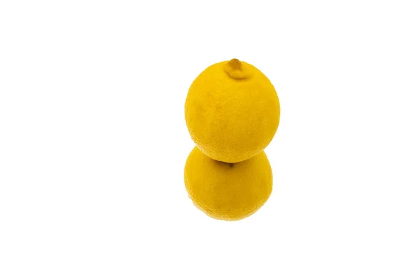 黄色的柠檬倒映在白色的表面上 — 图库照片