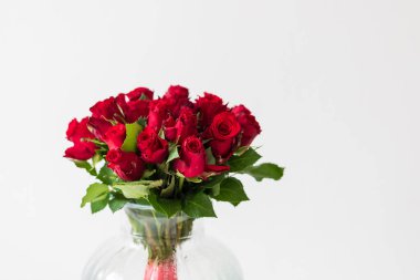 Yeşil yapraklı büyük bir buket kırmızı gül.