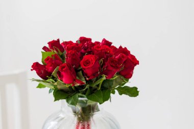 Yeşil yapraklı büyük bir buket kırmızı gül.