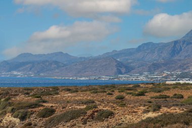 Güzel manzara. Girit adasının kıyıları - Yunanistan 'ın Lerapetra Eden Rock bölgesi. Güneşin doğuşunda denizin üzerinde güzel bir gökyüzü.