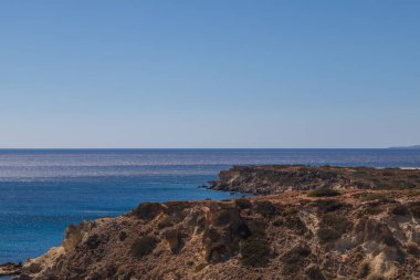 Güzel manzara. Girit adasının kıyıları - Yunanistan 'ın Lerapetra Eden Rock bölgesi. Güneşin doğuşunda denizin üzerinde güzel bir gökyüzü.