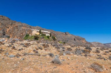 Girit Yunanistan 'ın güneydoğusundaki Moni Kapsa manastırının çevre ve manzarası - Lerapetra bölgesi.