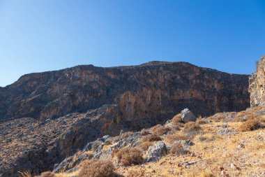Girit Yunanistan 'ın güneydoğusundaki Moni Kapsa manastırının çevre ve manzarası - Lerapetra bölgesi.