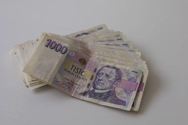 Çek banknotları, 1000 CZK, beyaz arka planda izole edilmiş..
