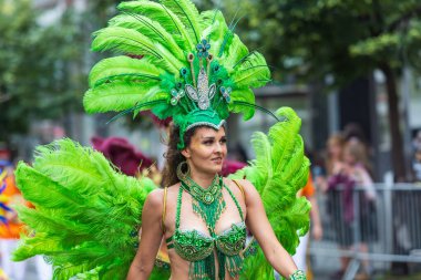 Brno, Çek Cumhuriyeti, 5 Ağustos 2023 - Brezilya Festivali Brno 2023 Güzel kostümlü dansçılar ve davulcular geçidi.