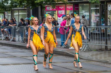 Brno, Çek Cumhuriyeti, 5 Ağustos 2023 - Brezilya Festivali Brno 2023 Güzel kostümlü dansçılar ve davulcular geçidi.