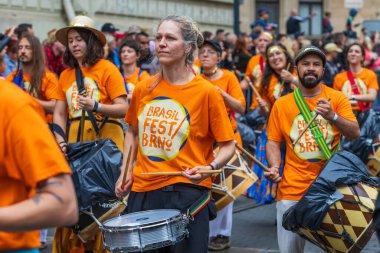 Brno, Çek Cumhuriyeti, 5 Ağustos 2023 - Brezilya Festivali Brno 2023 Güzel kostümlü dansçılar ve davulcular geçidi.
