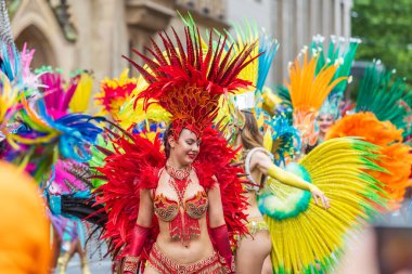 Brno, Çek Cumhuriyeti, 5 Ağustos 2023 - Brezilya Festivali Brno 2023 Güzel kostümlü dansçılar ve davulcular geçidi.