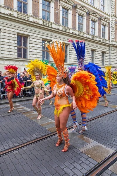 捷克共和国布尔诺 2023年8月5日 身着漂亮服装的舞者和鼓手的巴西节布尔诺2023年游行 — 图库照片
