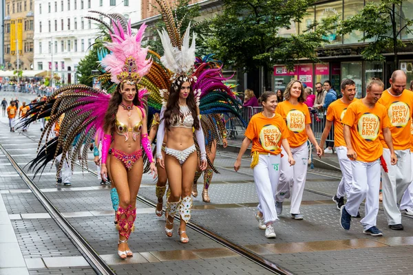 브르노 2023 브라질 페스트 브르노 아름다운 의상에서 댄서와 드러머의 2023 스톡 이미지