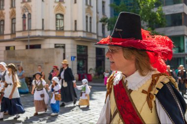 Brno, Çek Cumhuriyeti, 12 Ağustos 2023 - Brno savunmacılarının ünlü zaferinin anısına. Birlikler Brno sokaklarında yürüyor..
