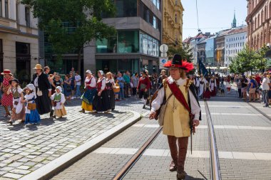Brno, Çek Cumhuriyeti, 12 Ağustos 2023 - Brno savunmacılarının ünlü zaferinin anısına. Birlikler Brno sokaklarında yürüyor..