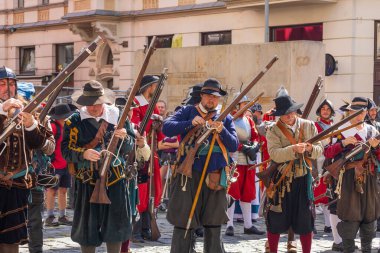 Brno, Çek Cumhuriyeti, 12 Ağustos 2023 - Brno savunmacılarının ünlü zaferinin anısına. Birlikler Brno sokaklarında yürüyor..