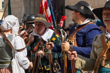 Brno, Çek Cumhuriyeti, 12 Ağustos 2023 - Brno savunmacılarının ünlü zaferinin anısına. Birlikler Brno sokaklarında yürüyor..