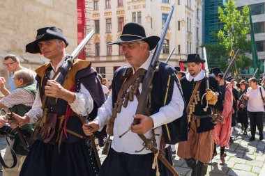 Brno, Çek Cumhuriyeti, 12 Ağustos 2023 - Brno savunmacılarının ünlü zaferinin anısına. Birlikler Brno sokaklarında yürüyor..