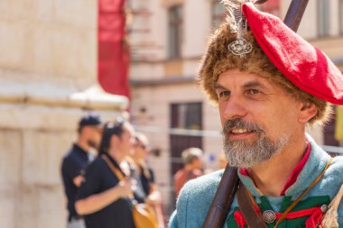 Brno, Çek Cumhuriyeti, 12 Ağustos 2023 - Brno savunmacılarının ünlü zaferinin anısına. Birlikler Brno sokaklarında yürüyor..