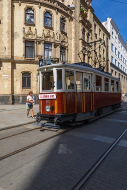 Brno, Çek Cumhuriyeti, 12 Ağustos 2023 - Brno savunmacılarının ünlü zaferinin anısına. Birlikler Brno sokaklarında yürüyor..