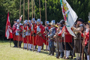Brno, Çek Cumhuriyeti, 12 Ağustos 2023 - Brno savunmacılarının ünlü zaferinin anısına. Birlikler Brno sokaklarında yürüyor..
