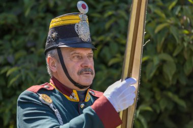 Brno, Çek Cumhuriyeti, 12 Ağustos 2023 - Brno savunmacılarının ünlü zaferinin anısına. Birlikler Brno sokaklarında yürüyor..