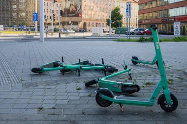 Brno, Çek Cumhuriyeti, 24 Ağustos 2023 - kaldırımdaki Brno şehrinde park etmiş elektrikli scooterlar.