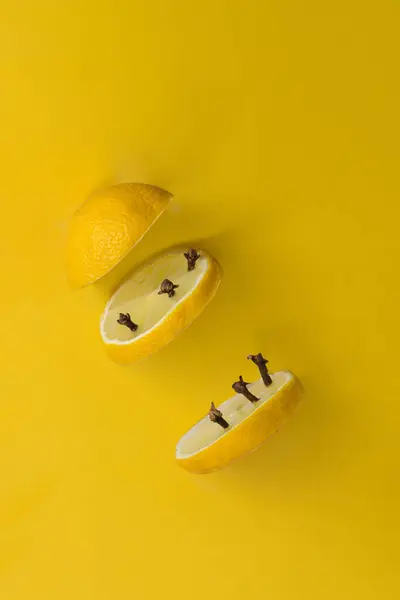 Sarı Arka Planda Havanın Ortasında Limon Tekerleri — Stok fotoğraf