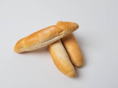 Beyaz masa arkaplanında beyaz pasta rulosu.