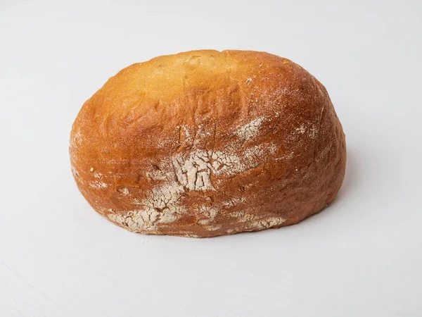 Een Sneetje Vers Rond Brood Een Witte Tafel — Stockfoto
