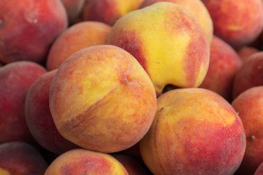 Tatlı meyve. Şeftali tezgahta satılık..