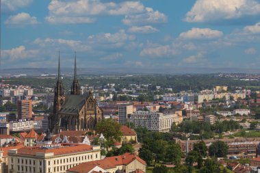 Çek Cumhuriyeti 'nin Avrupa' daki Brno kentinin manzarası. Brno 'nun en önemli özelliği Aziz Peter Katedrali Petrov' dur. Arka planda güzel bir gökyüzü var.