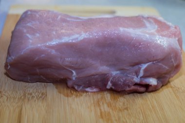 Yağsız domuz budu. Biftek pişirmek için hazır..