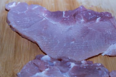 Yağsız domuz budu. Biftek pişirmek için hazır..