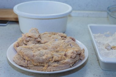 Yağsız domuz budu, pirzola, tavada kızartılmak üzere üçlü sarılı..