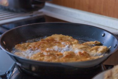 Tavada üçlü pakette kızarmış et..