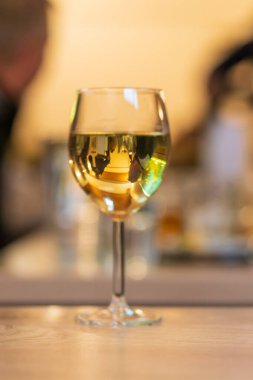 Şarapla dolu bir bardak bir restoranın masasında duruyor.