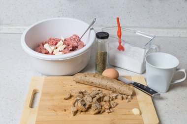 Fırında köfte üretimi için hammadde. Kıyma, peynir, çörek, soğan, yumurta, tuz, marjoram..