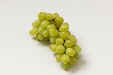 Sağlıklı meyve. Beyaz bir zemin üzerinde üzüm şarabı topları.