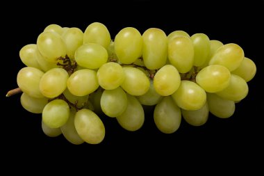 Sağlıklı meyve. Siyah arka planda üzüm şarabı topları..