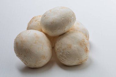 Beyaz arka planda lezzetli beyaz şampiyon mantarı..