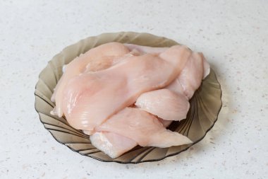 Çiğ et. Mutfak masasında tavuk göğsü..