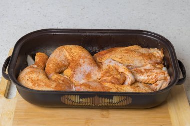 Fırında kızarmış doğranmış tavuk var. Tavuk baharatlı..