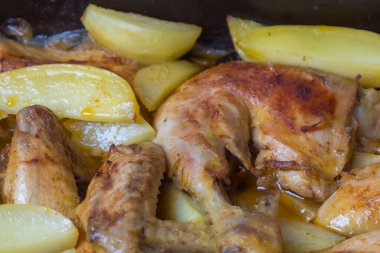 Fırında kızarmış doğranmış tavuk var. Tavuk baharatlı..